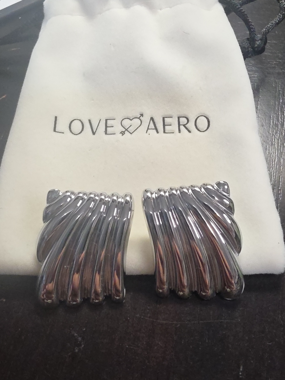 Love Aero Shiny Silver Ribbed Post Earrings